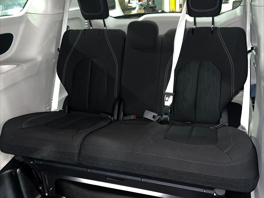 2023 Chrysler Voyager LX - Photo 11