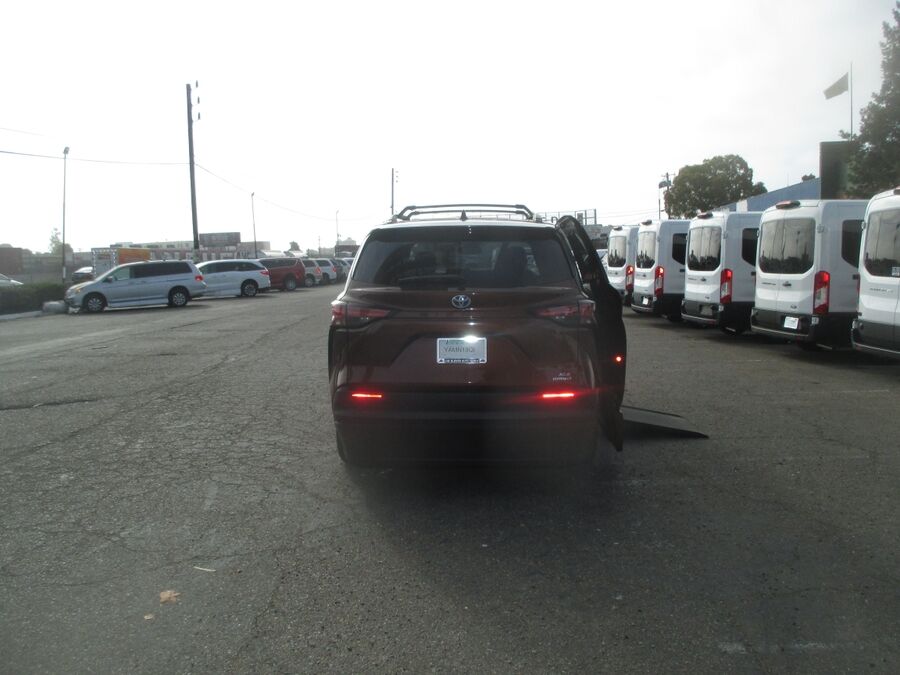 2021 Toyota Sienna XLE - Photo 6