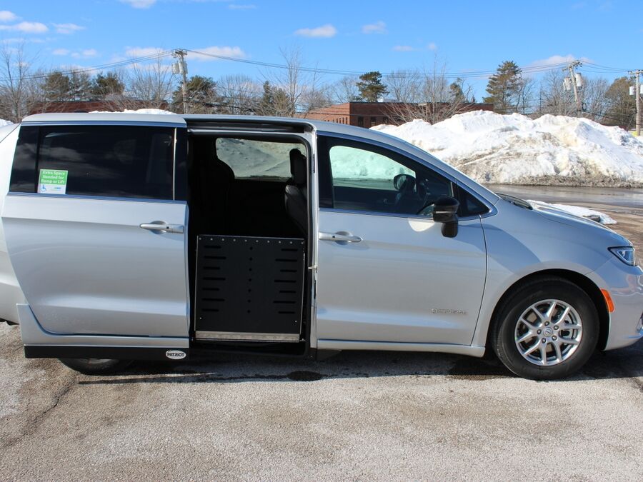 2026 Chrysler Pacifica Select - Photo 7