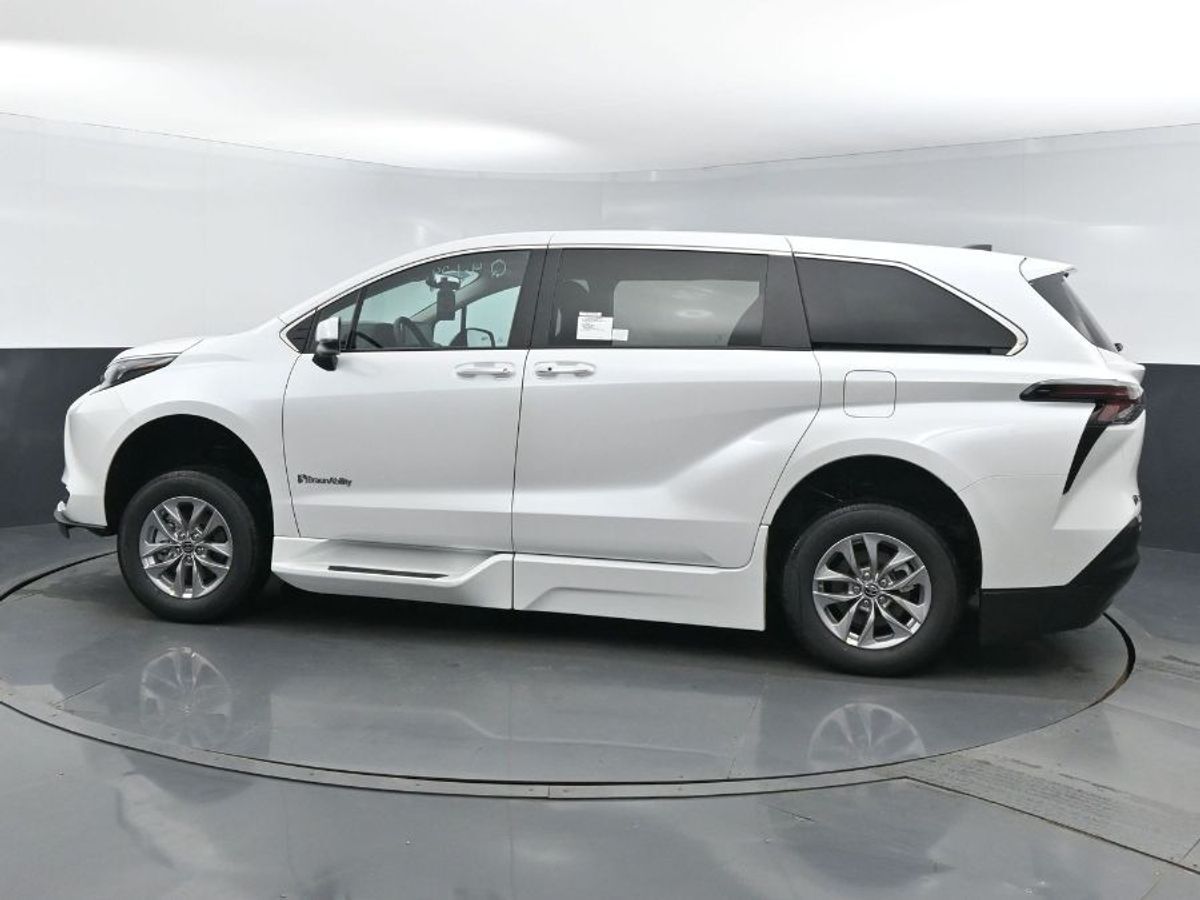 2024 Toyota Sienna XLE - Photo 21
