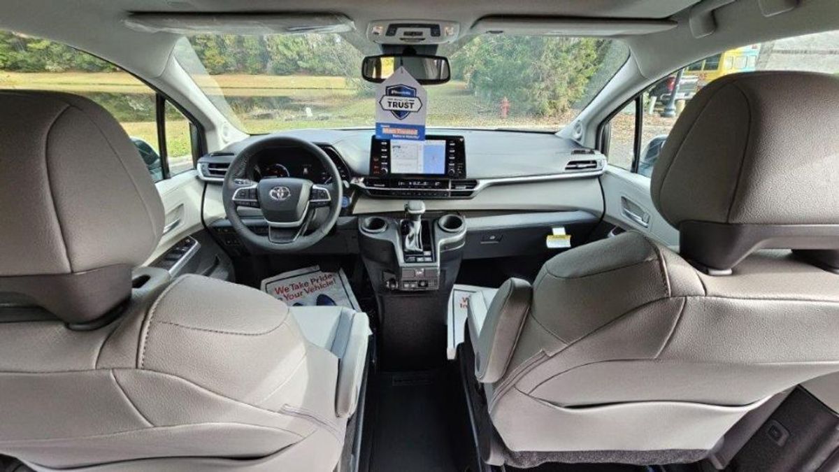 2023 Toyota Sienna XLE - Photo 17