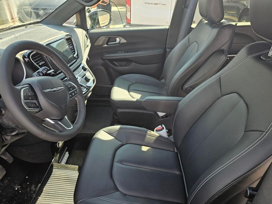 2026 Chrysler Pacifica Select - Photo 10