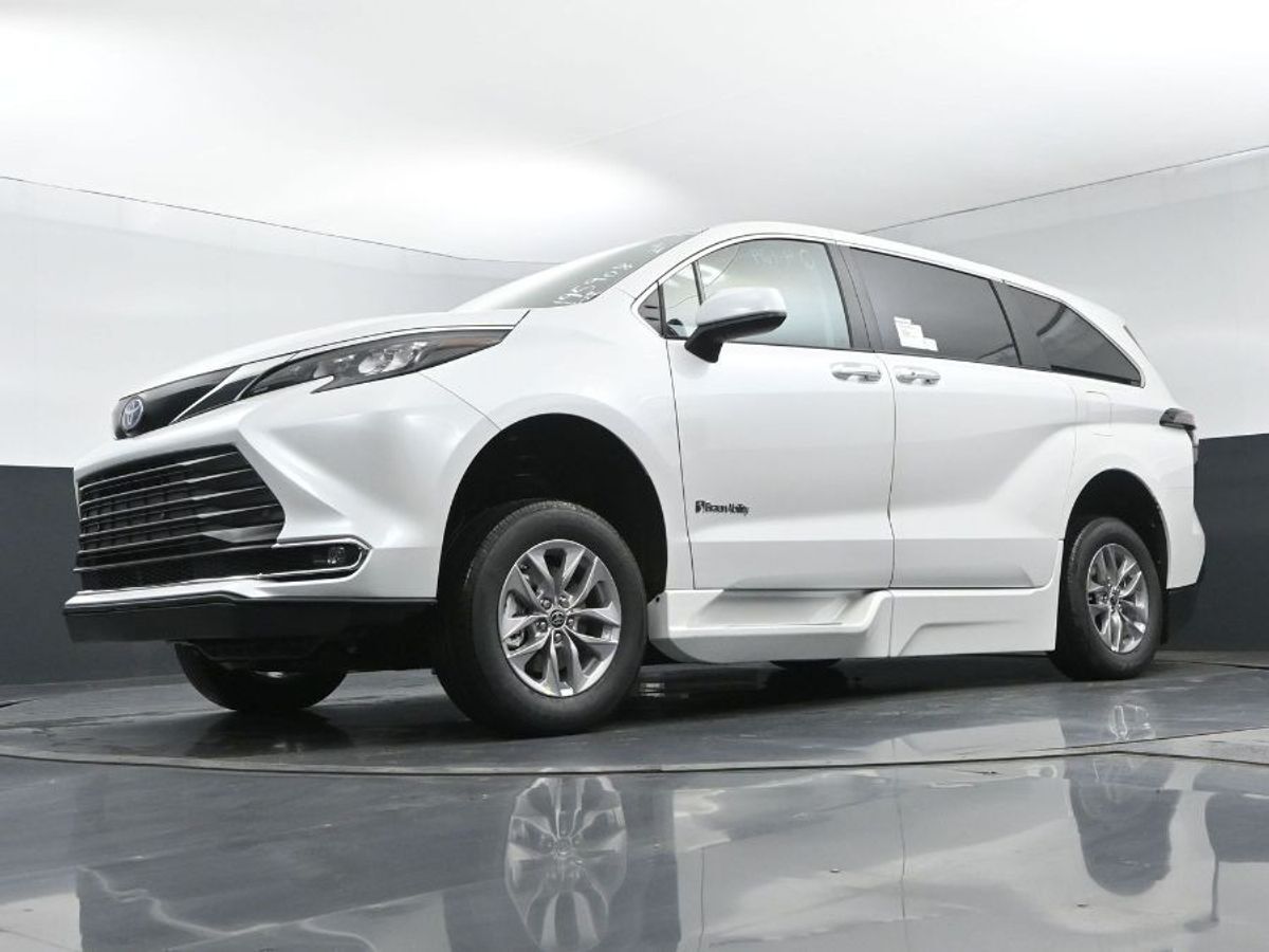 2024 Toyota Sienna XLE - Photo 11