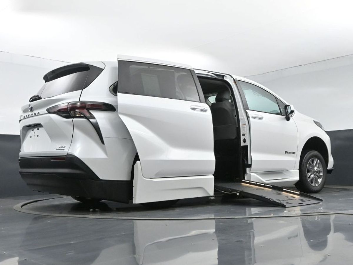 2024 Toyota Sienna XLE - Photo 13