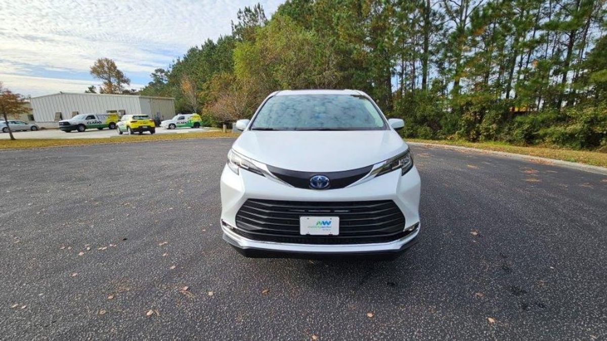 2023 Toyota Sienna XLE - Photo 11