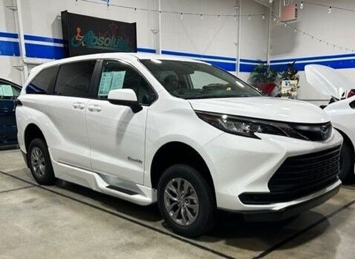 2023 Toyota Sienna LE - Photo 18