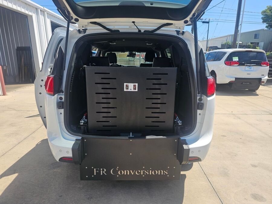 2026 Chrysler Voyager LX - Photo 6