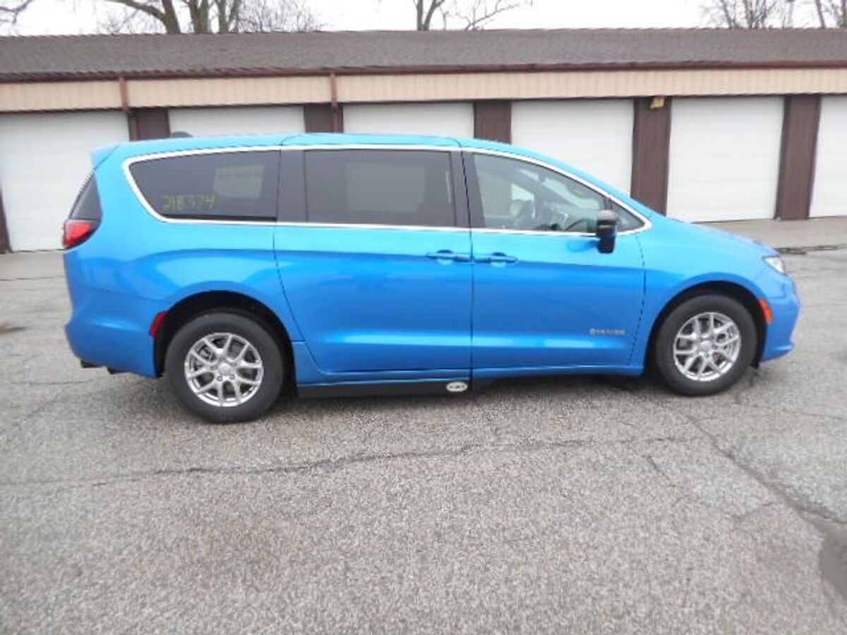 2026 Chrysler Pacifica Select - Photo 7
