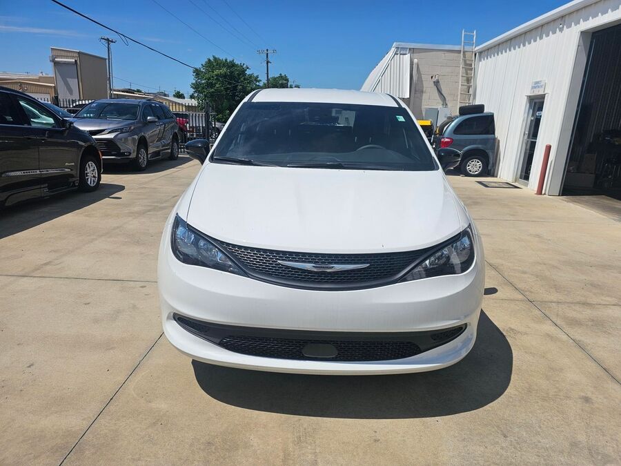 2026 Chrysler Voyager LX - Photo 9