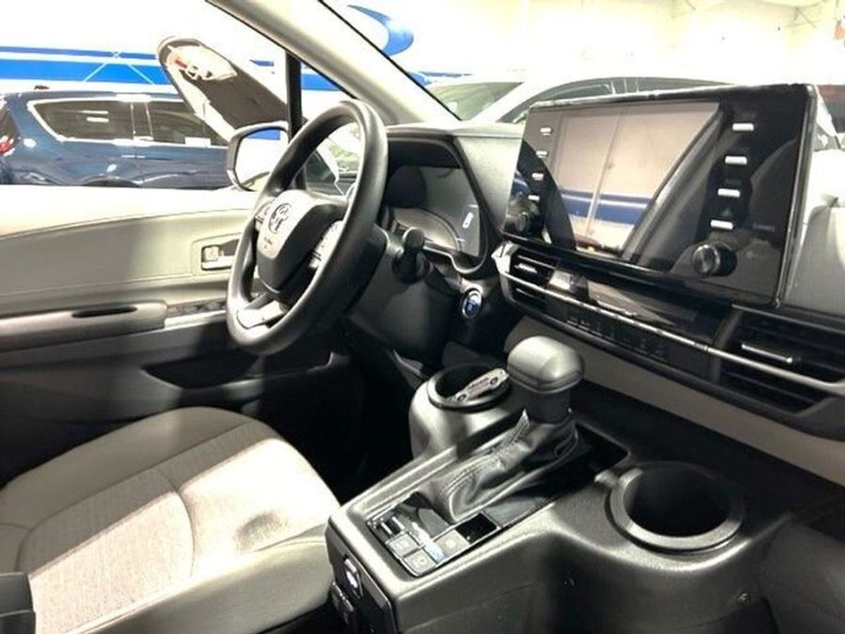 2023 Toyota Sienna LE - Photo 7