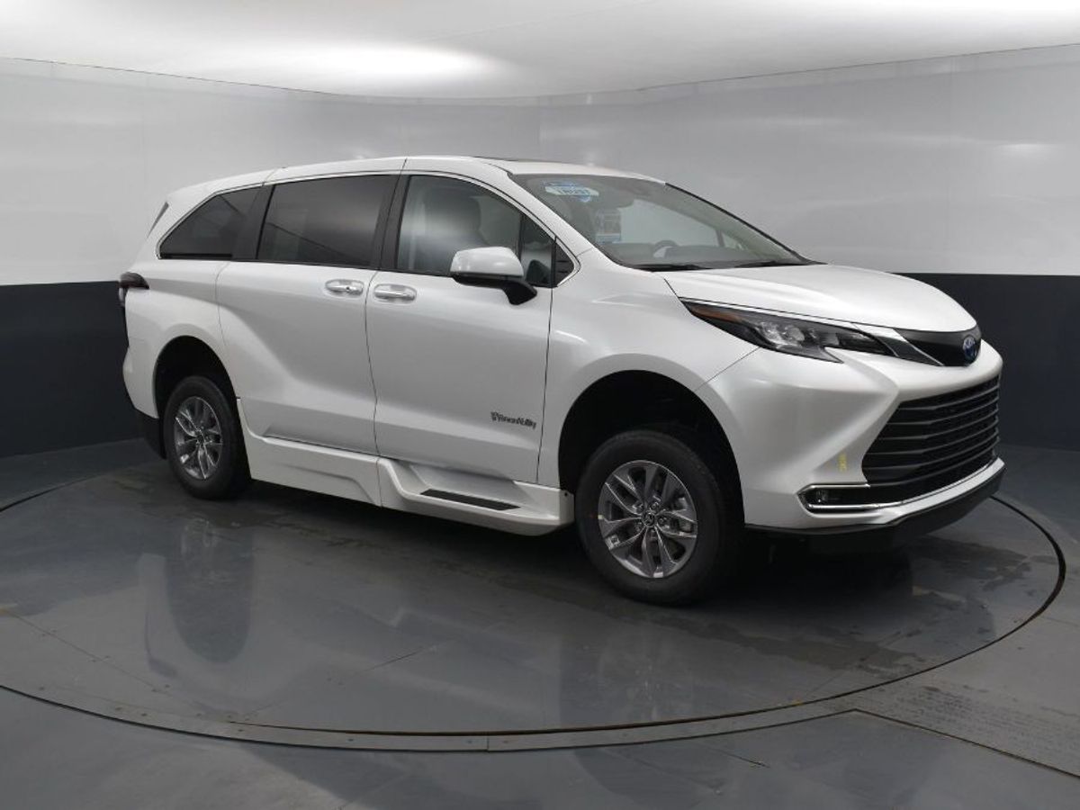 2024 Toyota Sienna XLE - Photo 9