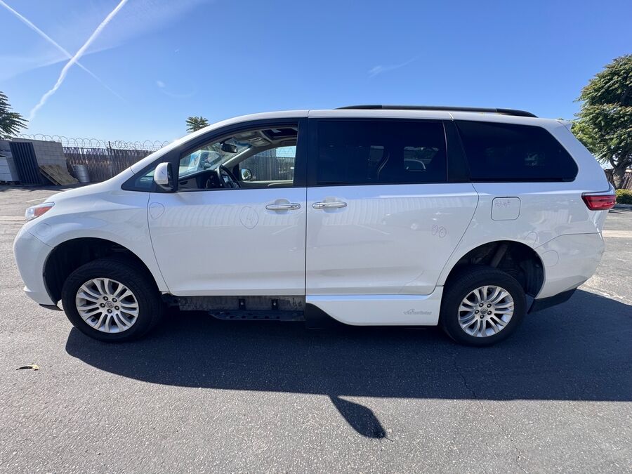 2016 Toyota Sienna XLE - Photo 8