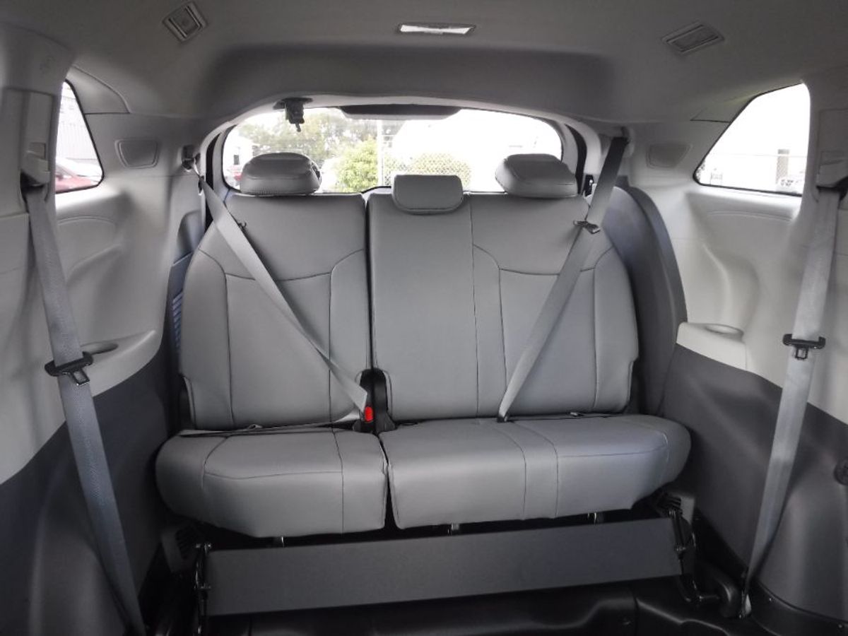 2023 Toyota Sienna XLE - Photo 17