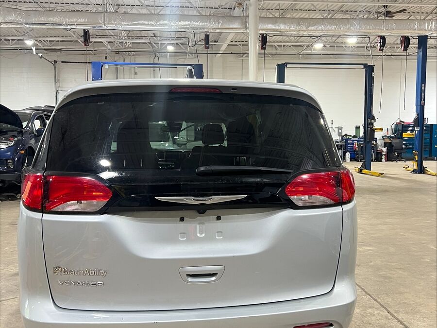 2023 Chrysler Voyager LX - Photo 12