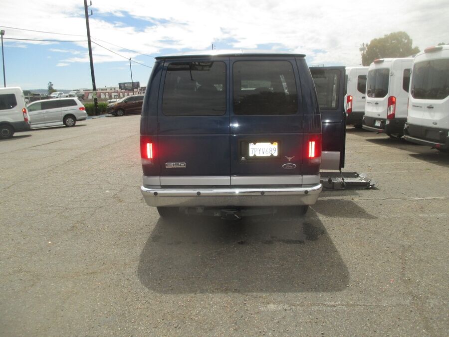 2008 Ford E-Series Econoline Wagon XLT - Photo 7