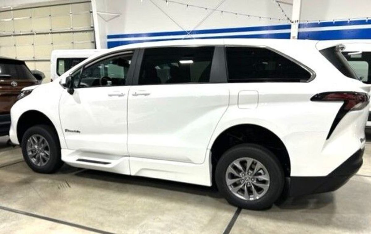2023 Toyota Sienna LE - Photo 14