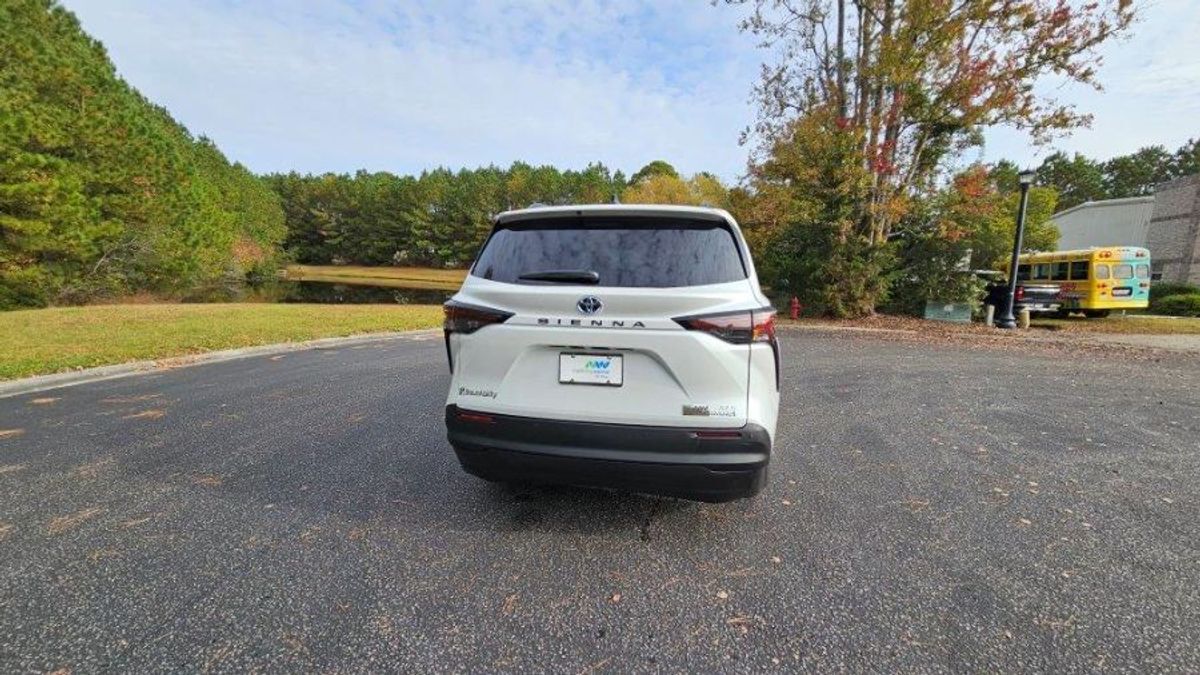 2023 Toyota Sienna XLE - Photo 7