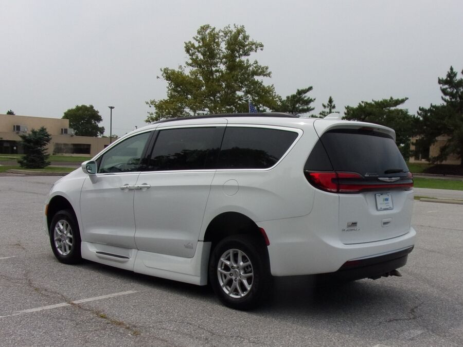 2022 Chrysler Pacifica Touring L - Photo 6