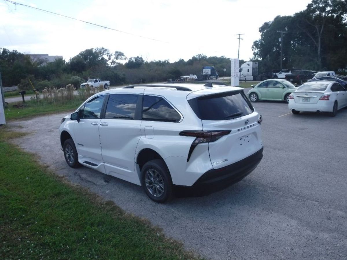 2023 Toyota Sienna XLE - Photo 6