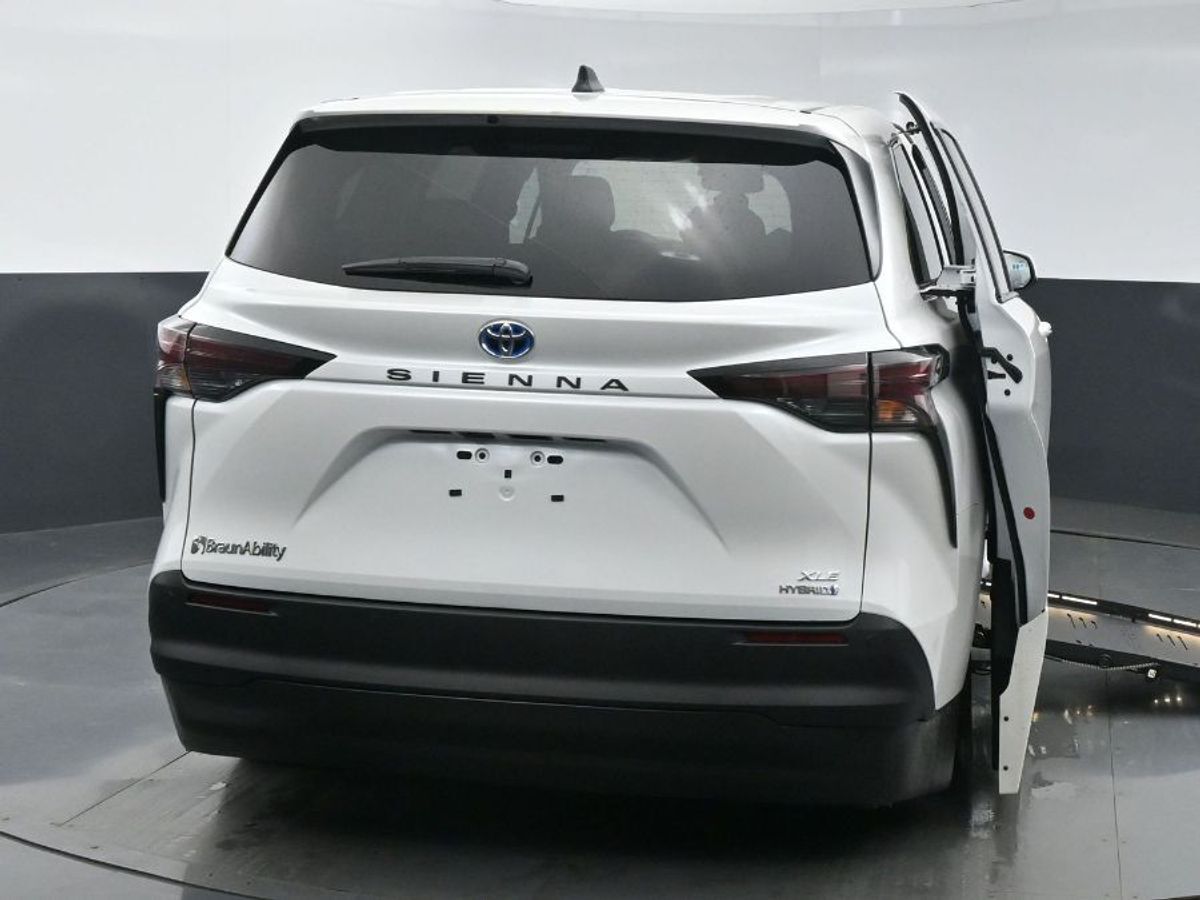 2024 Toyota Sienna XLE - Photo 23