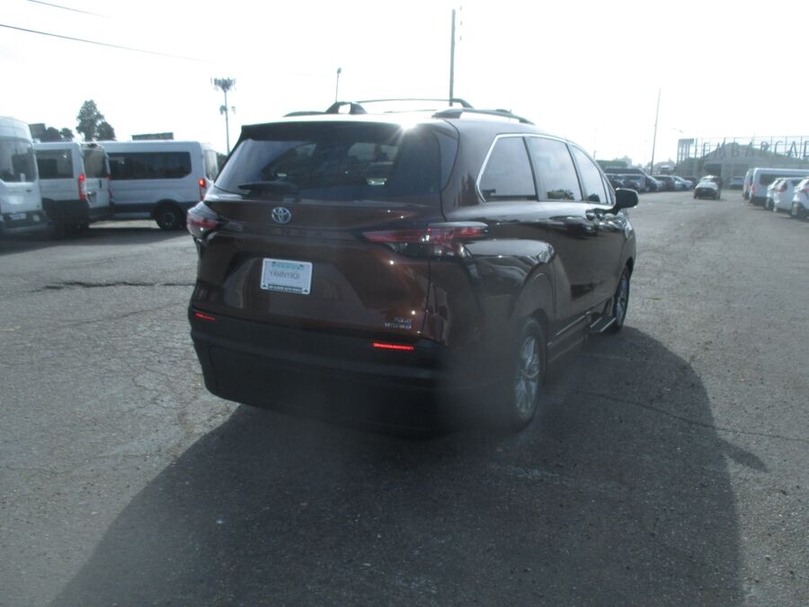 2021 Toyota Sienna XLE - Photo 10