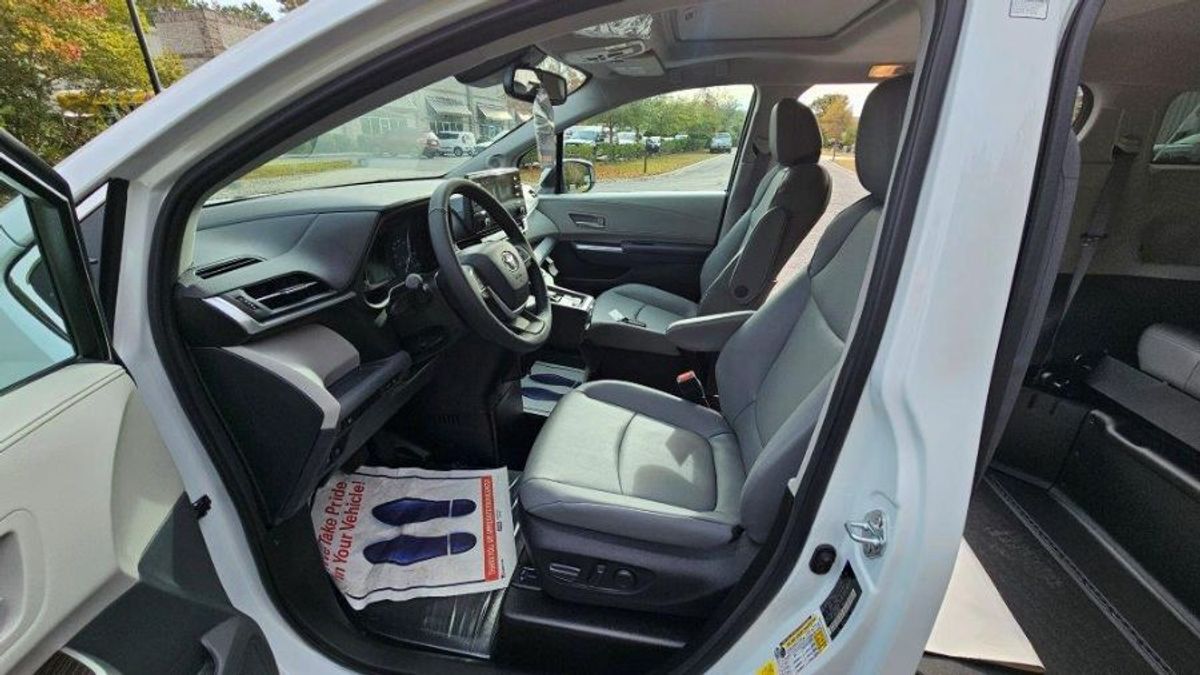 2023 Toyota Sienna XLE - Photo 16