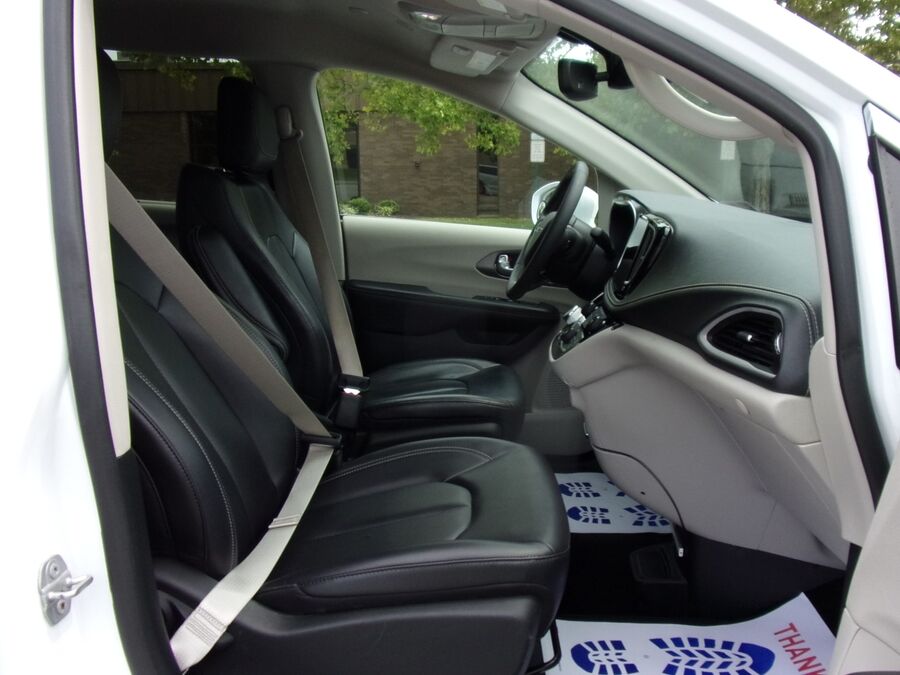 2022 Chrysler Pacifica Touring L - Photo 16