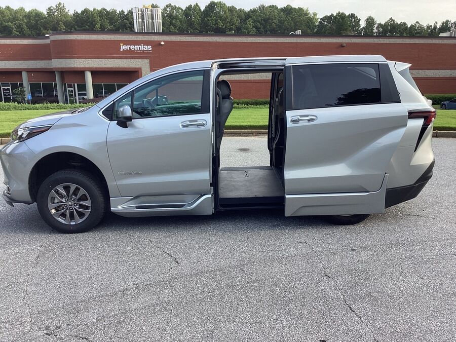 2024 Toyota Sienna XLE - Photo 10