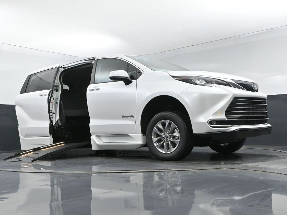 2024 Toyota Sienna XLE - Photo 10