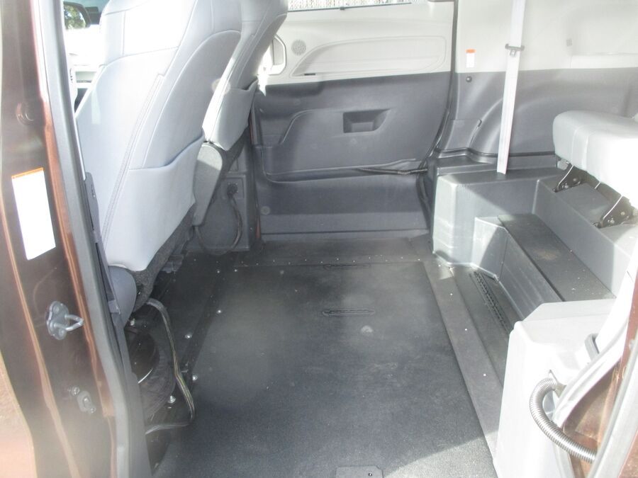 2021 Toyota Sienna XLE - Photo 13