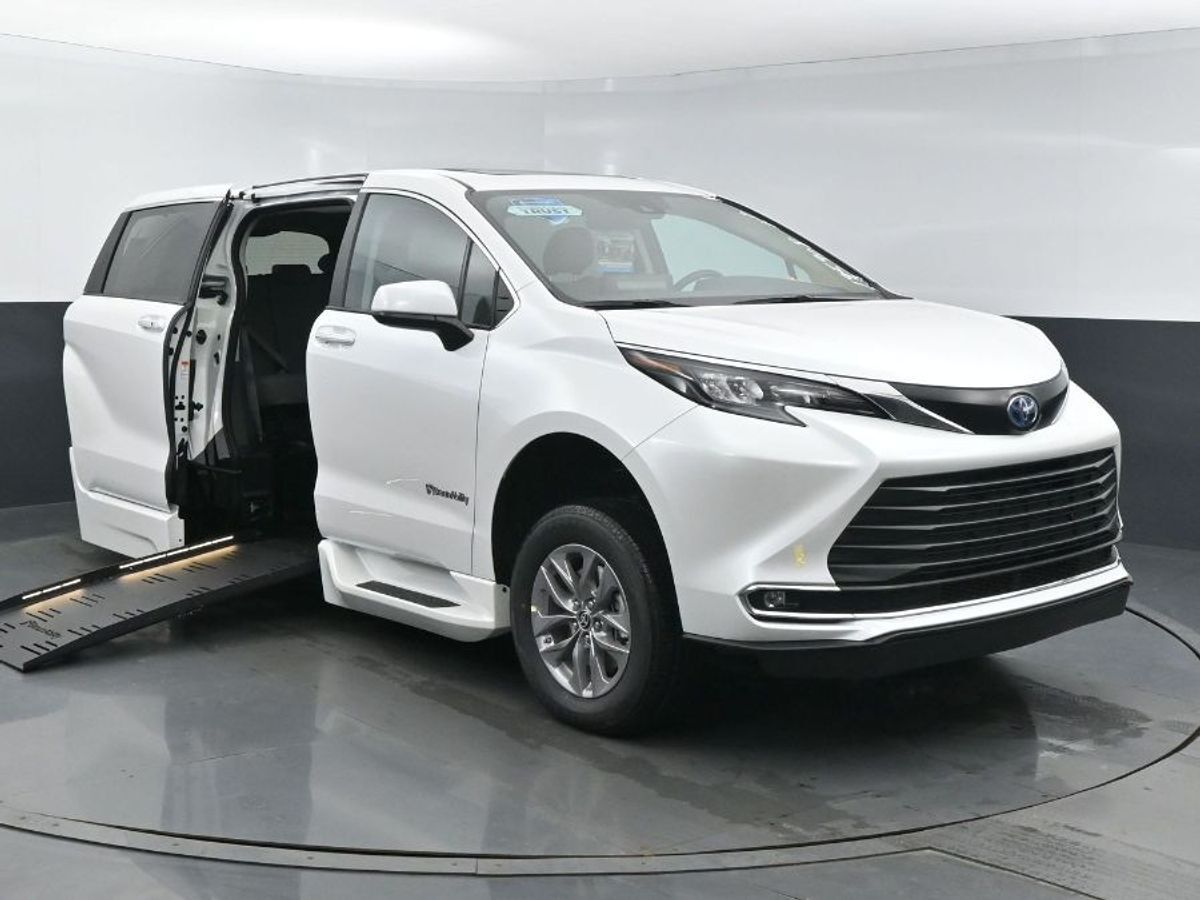 2024 Toyota Sienna XLE - Photo 18