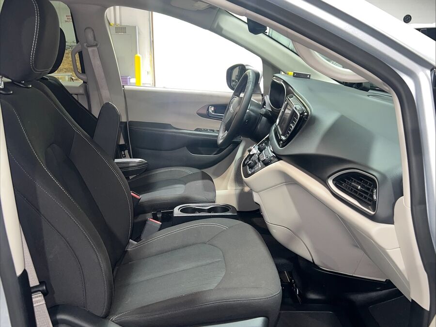 2023 Chrysler Voyager LX - Photo 6