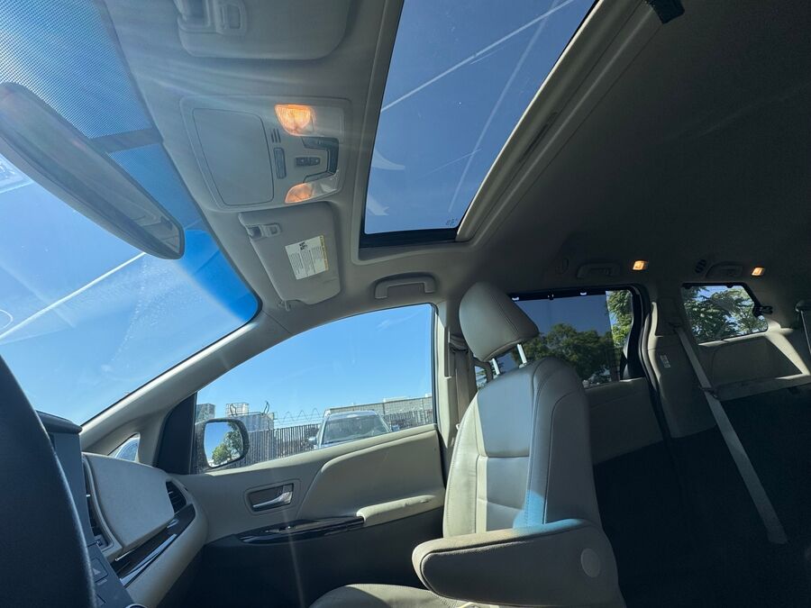 2016 Toyota Sienna XLE - Photo 7