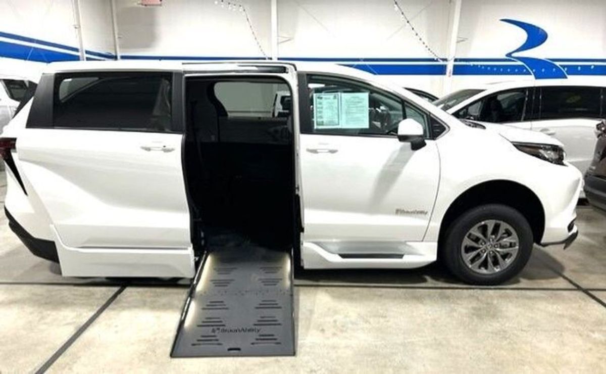 2023 Toyota Sienna LE - Photo 16