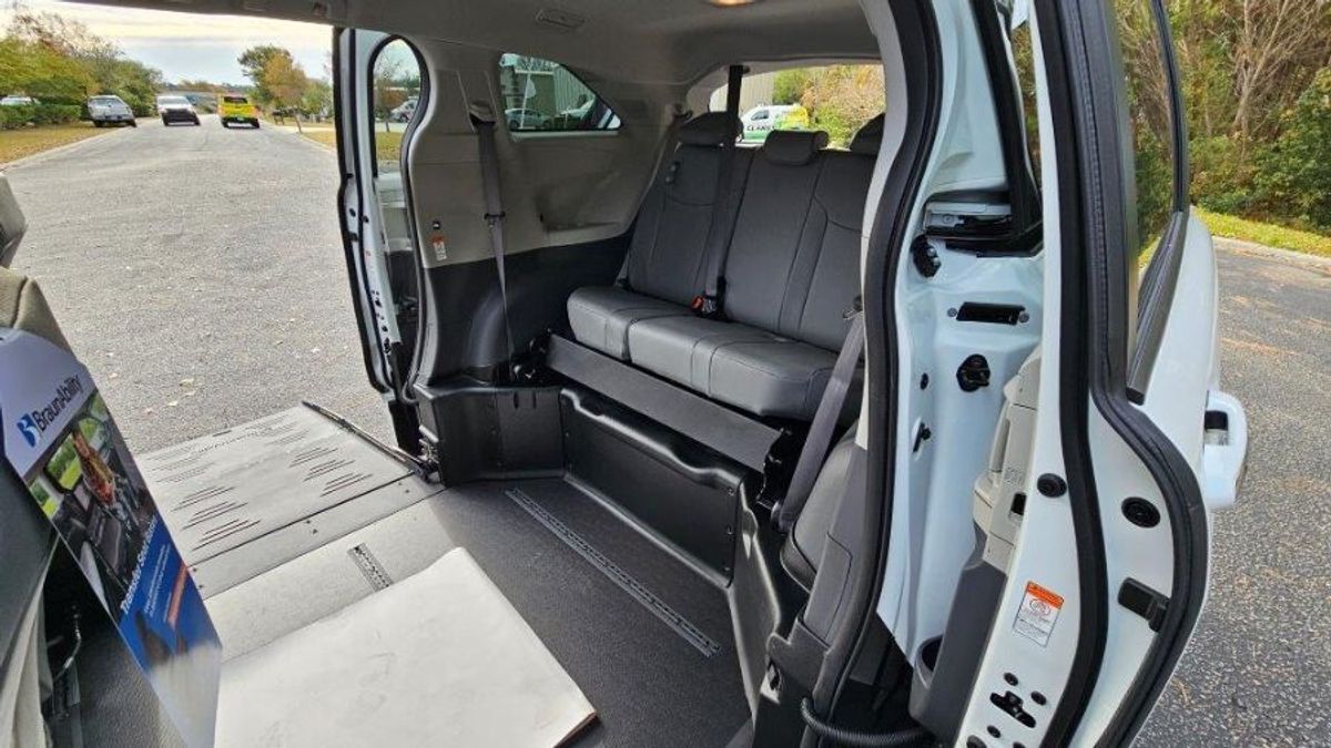 2023 Toyota Sienna XLE - Photo 15