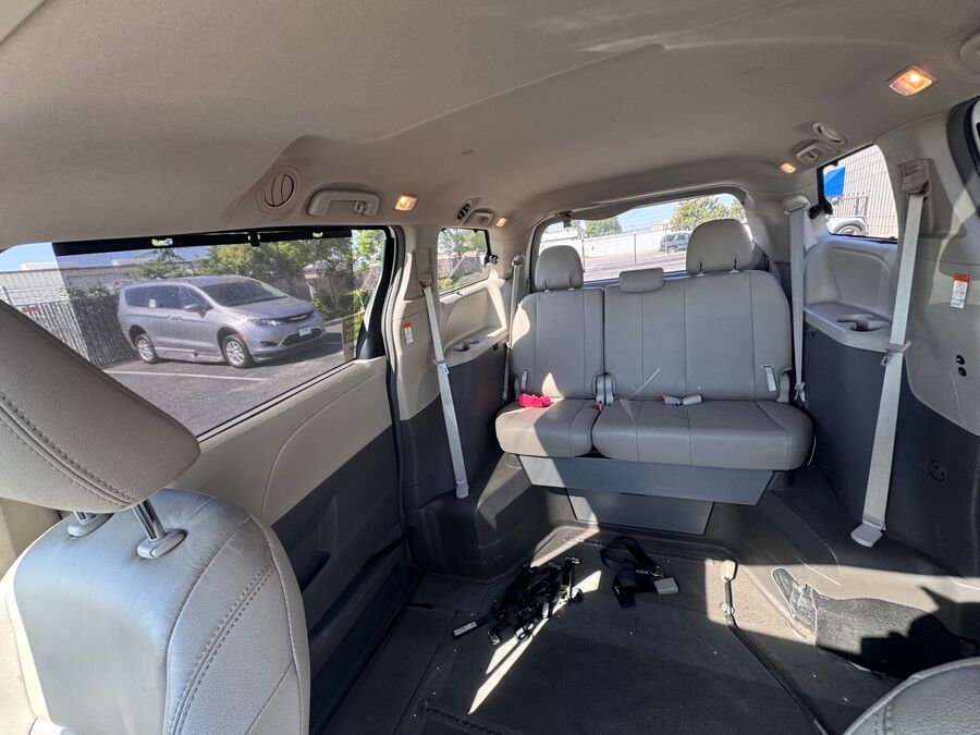 2016 Toyota Sienna XLE - Photo 6