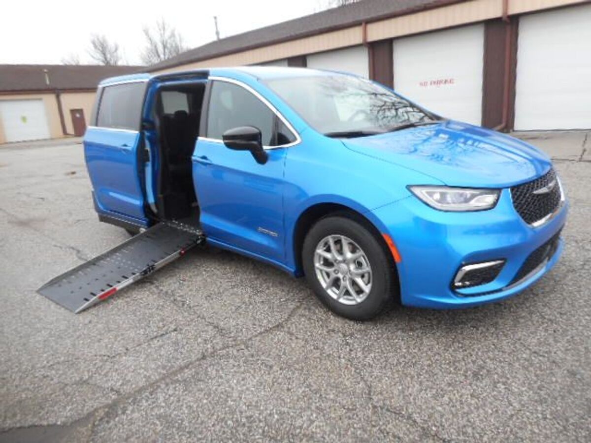 2026 Chrysler Pacifica Select - Photo 9