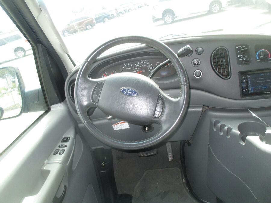2008 Ford E-Series Econoline Wagon XLT - Photo 10