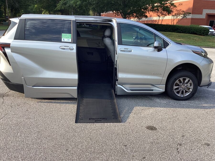 2024 Toyota Sienna XLE - Photo 11