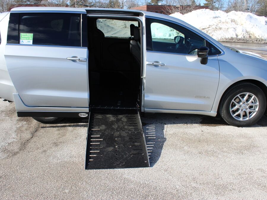 2026 Chrysler Pacifica Select - Photo 8