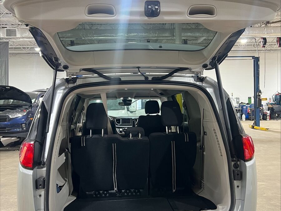 2023 Chrysler Voyager LX - Photo 9