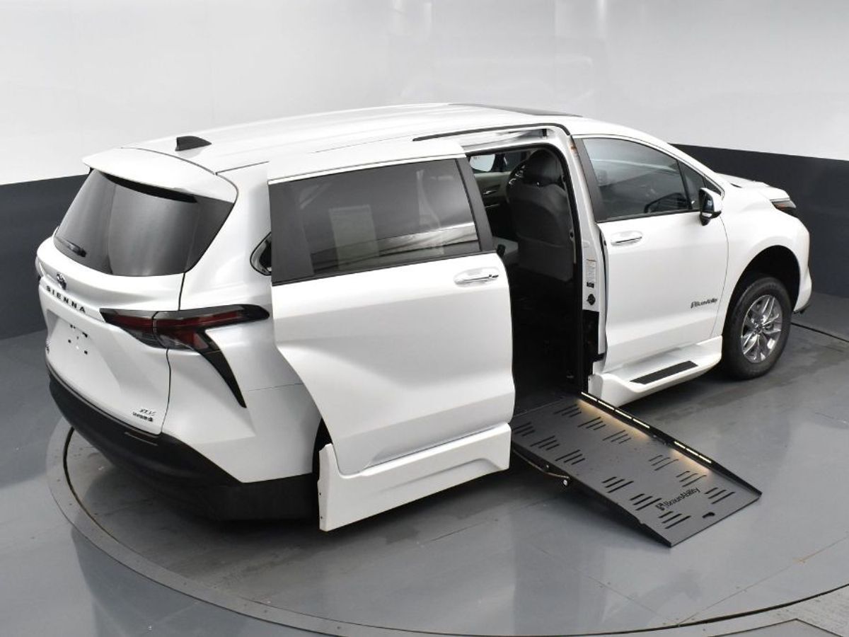 2024 Toyota Sienna XLE - Photo 17