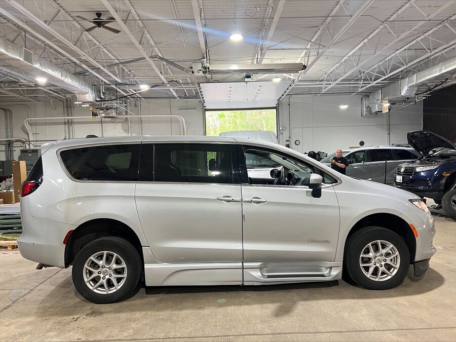 2023 Chrysler Voyager LX - Photo 8