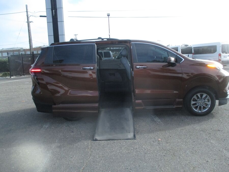 2021 Toyota Sienna XLE - Photo 8