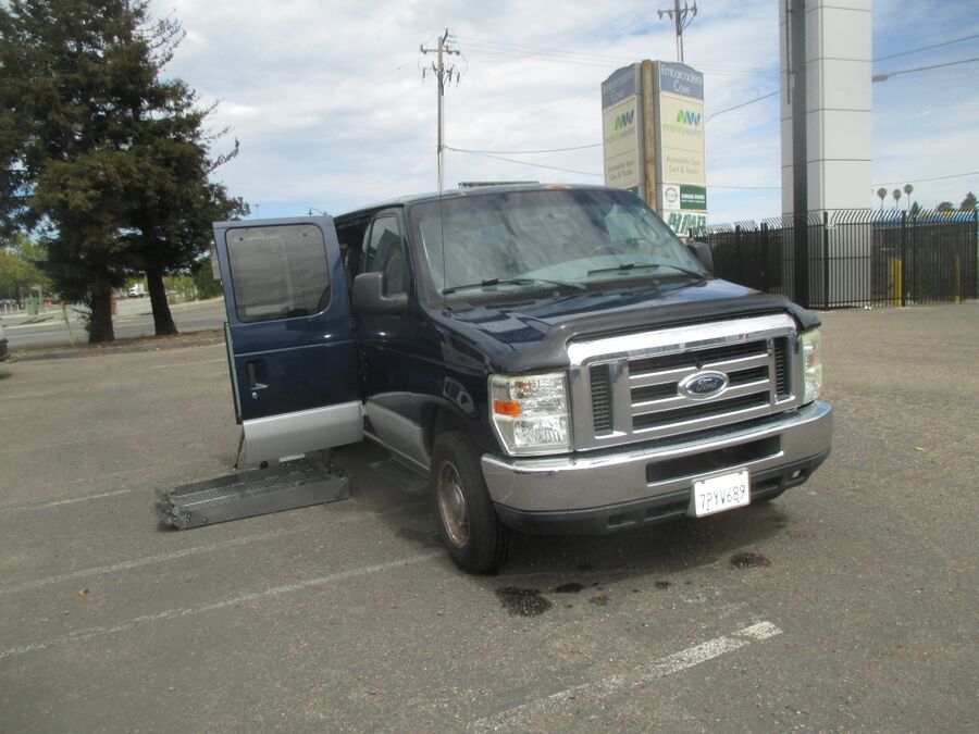 2008 Ford E-Series Econoline Wagon XLT - Photo 4