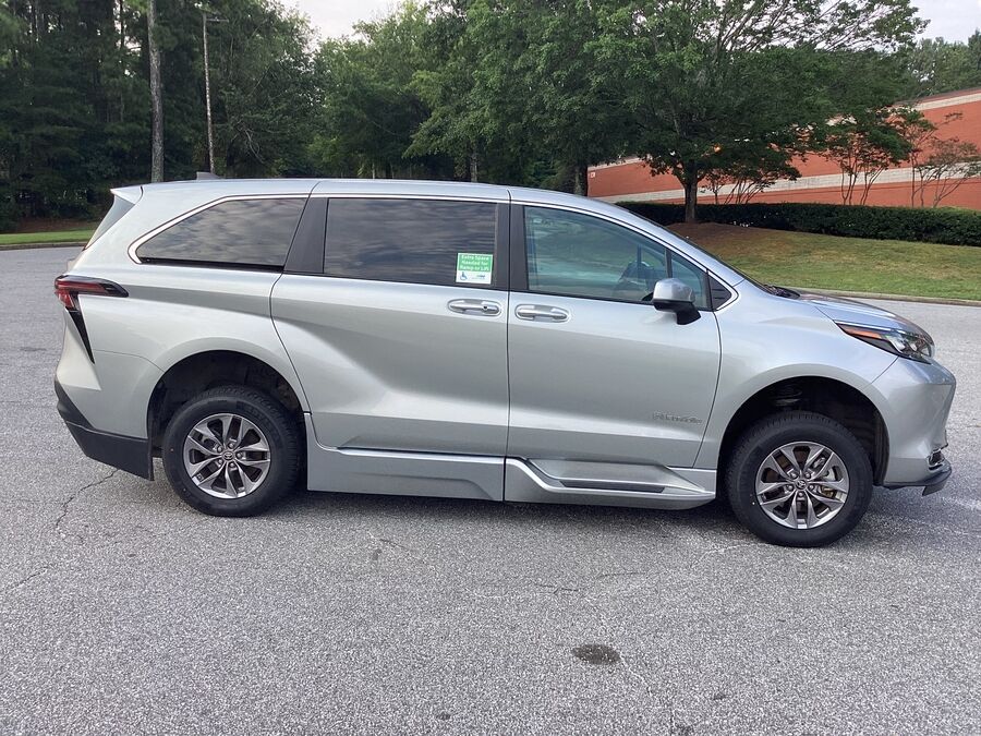 2024 Toyota Sienna XLE - Photo 7