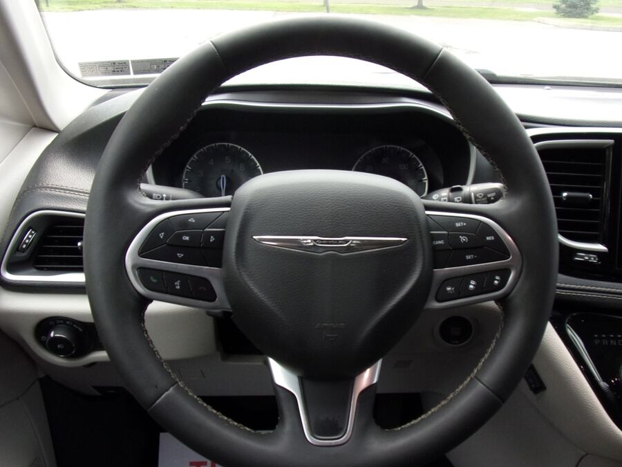 2022 Chrysler Pacifica Touring L - Photo 11
