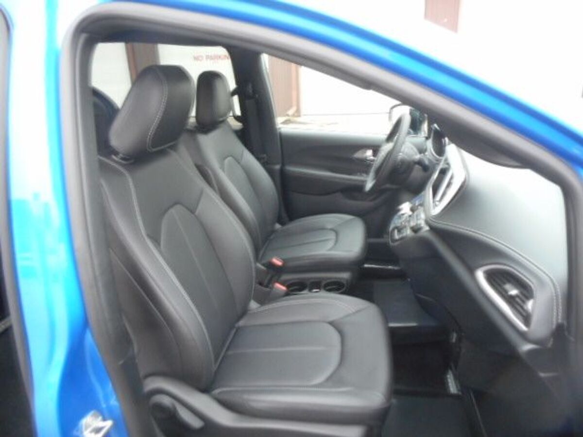 2026 Chrysler Pacifica Select - Photo 18