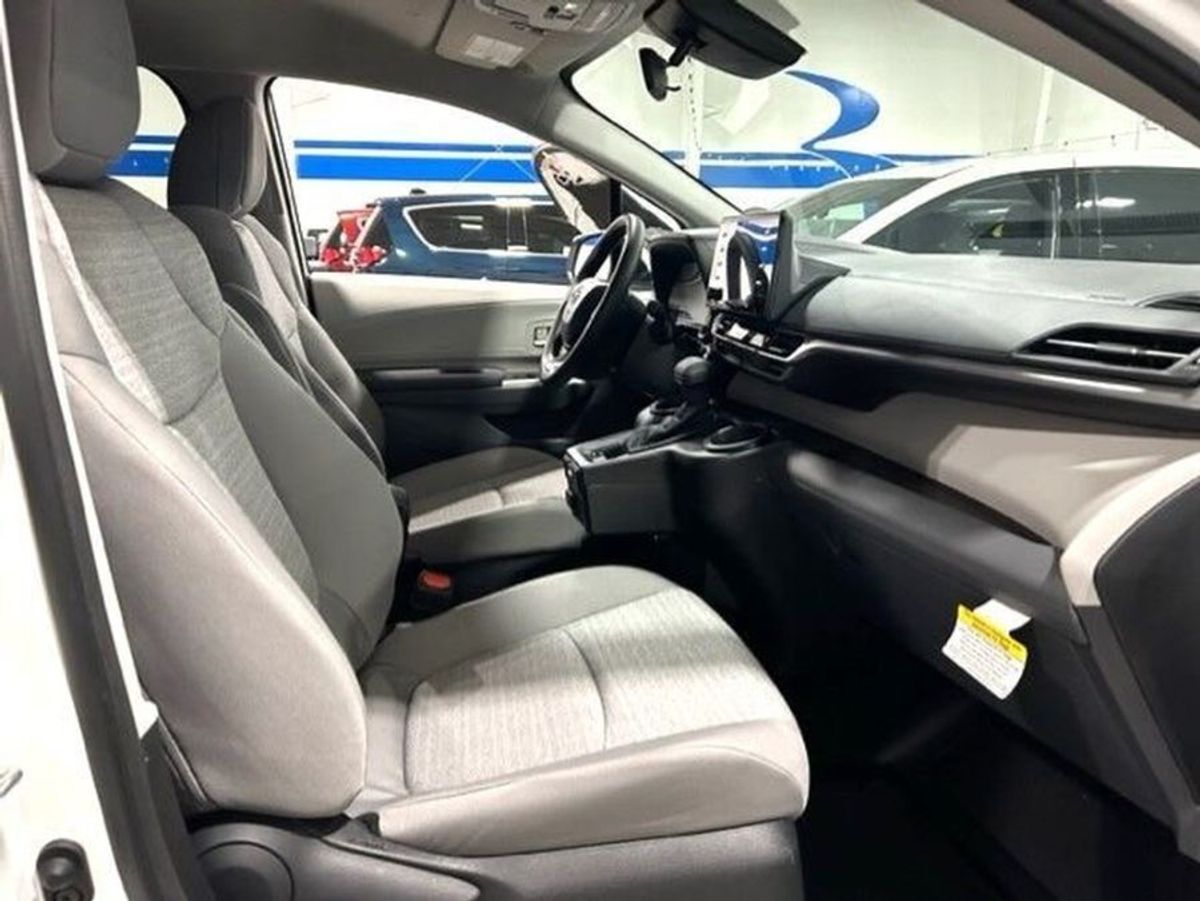 2023 Toyota Sienna LE - Photo 12
