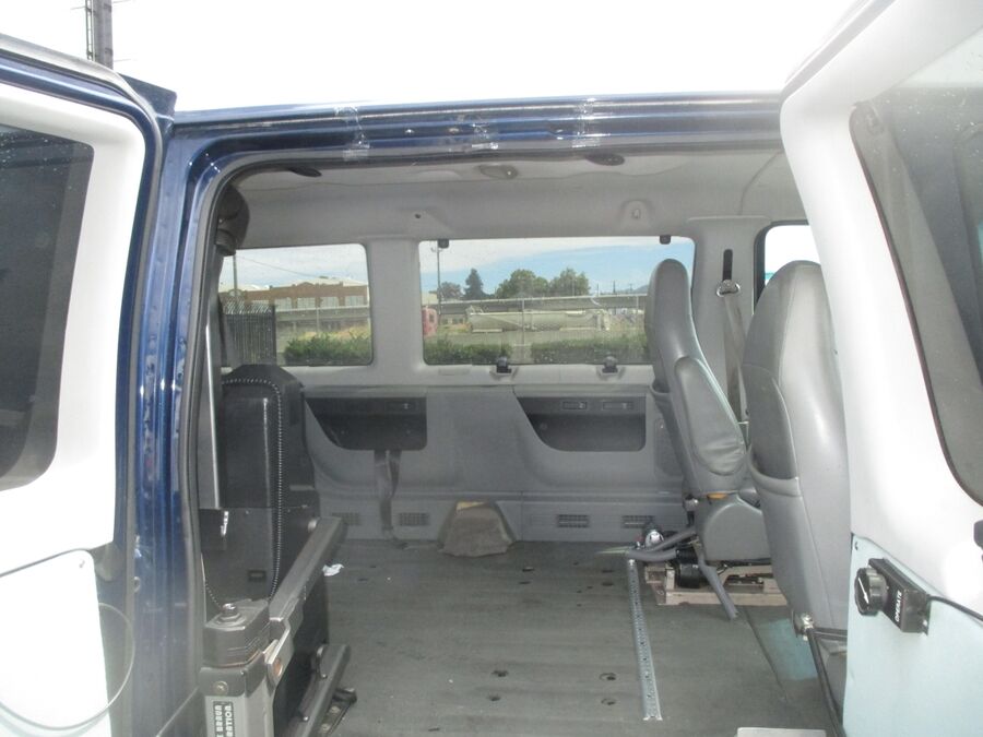 2008 Ford E-Series Econoline Wagon XLT - Photo 9